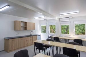 Conliving Mannschaftscontainer – szatnia z jadalnią