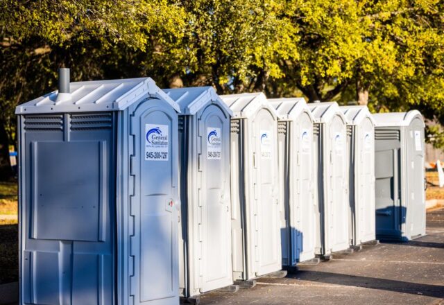 Kontener sanitarny ustawiony na terenie wydarzenia plenerowego